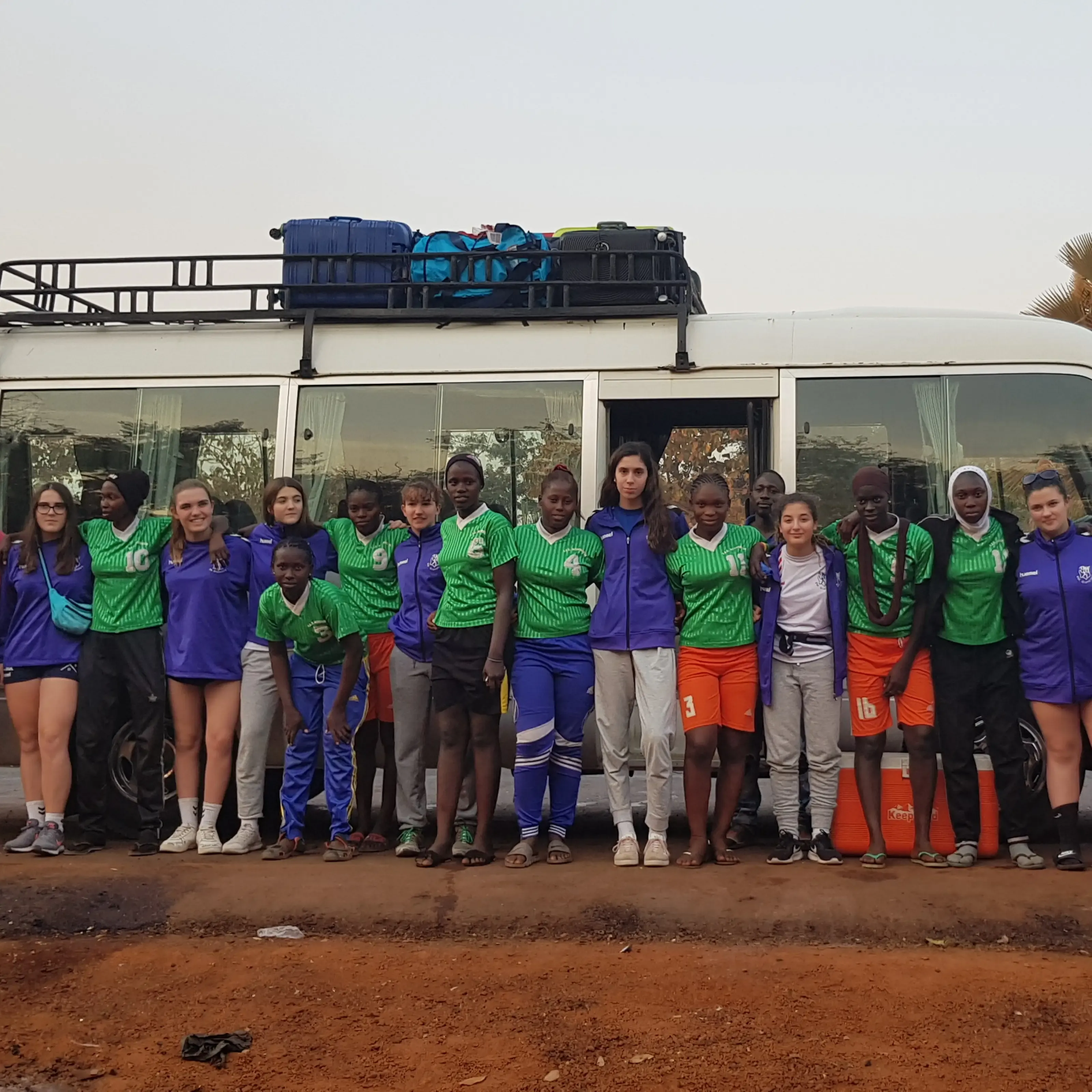 Un grup de senegalesos amb jugadores i jugadors del BM Granollers a Senegal