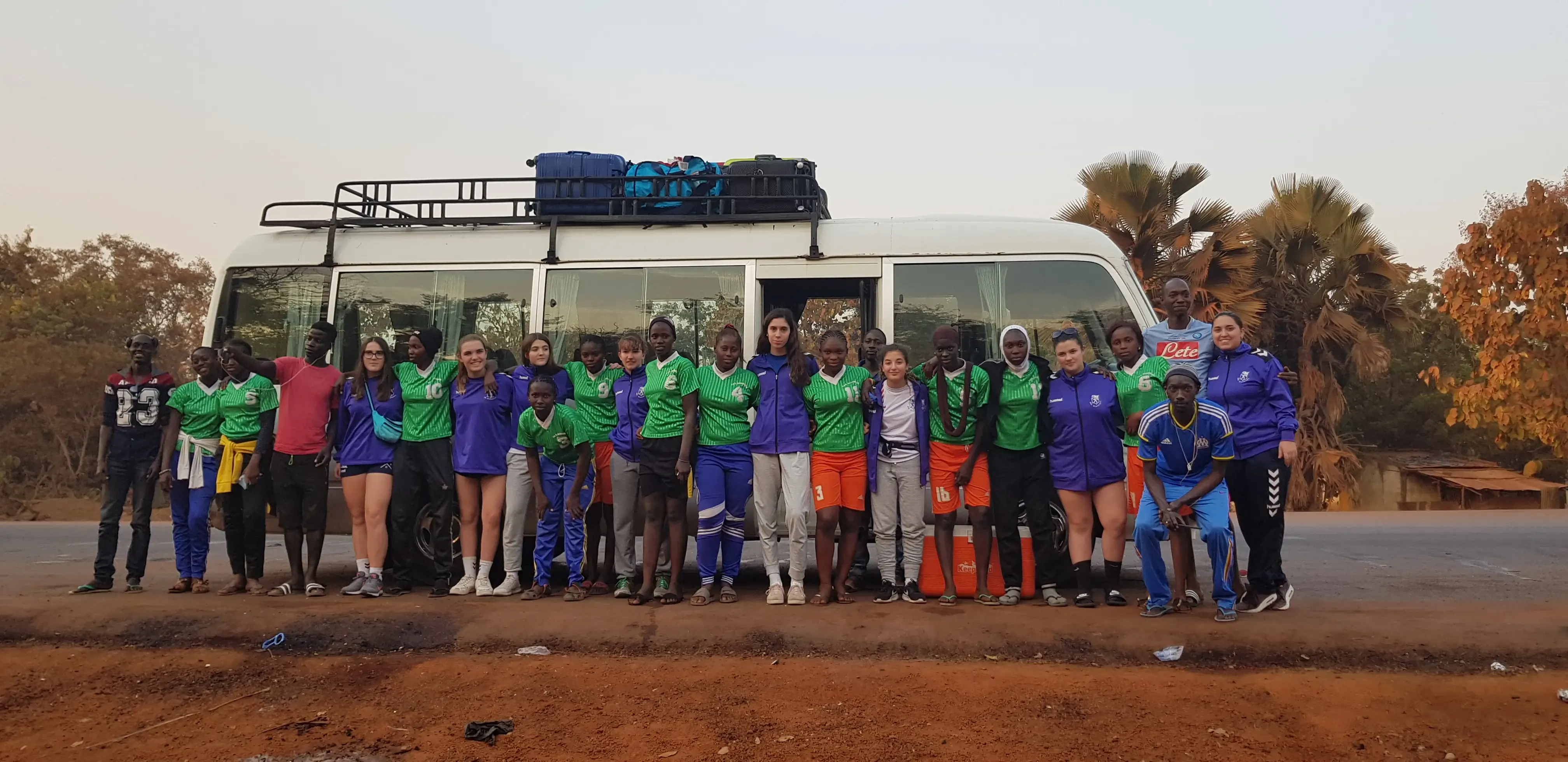 Imatge desde Senegal amb un grup de joves senegalesos amb jugadors i jugadores del Balonmano Granollers