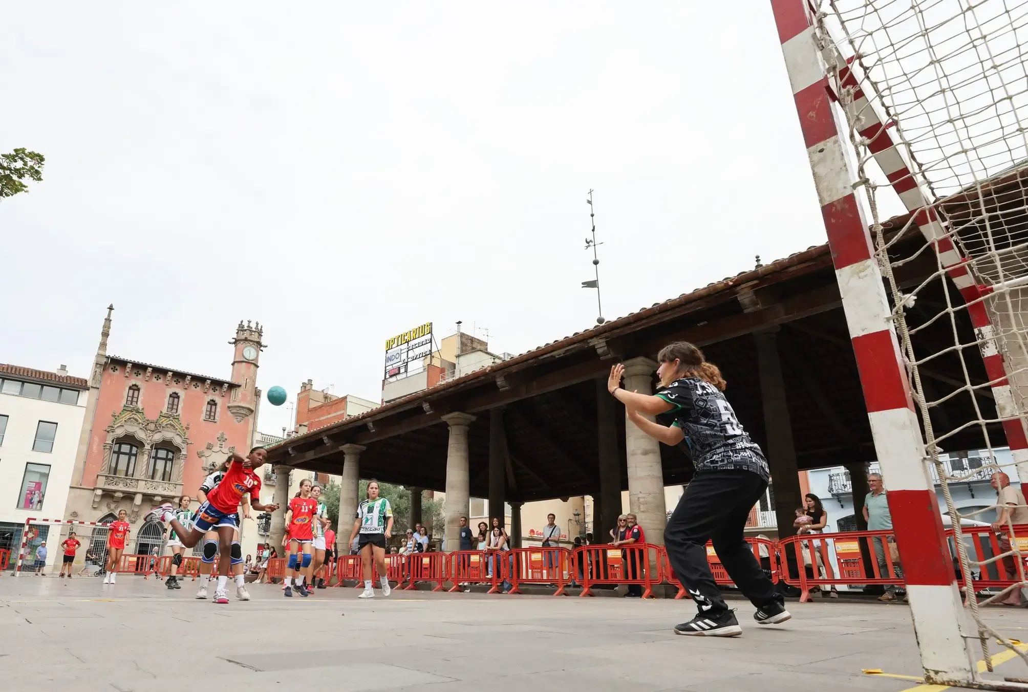 Un dels partits de la Granollers Cup 2023 a la plaça de la Porxada