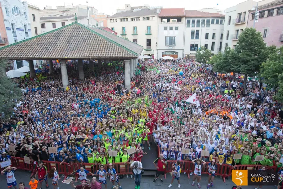 La plaça de la Porxada plena en la inauguració de la Granollers Cup de 2017