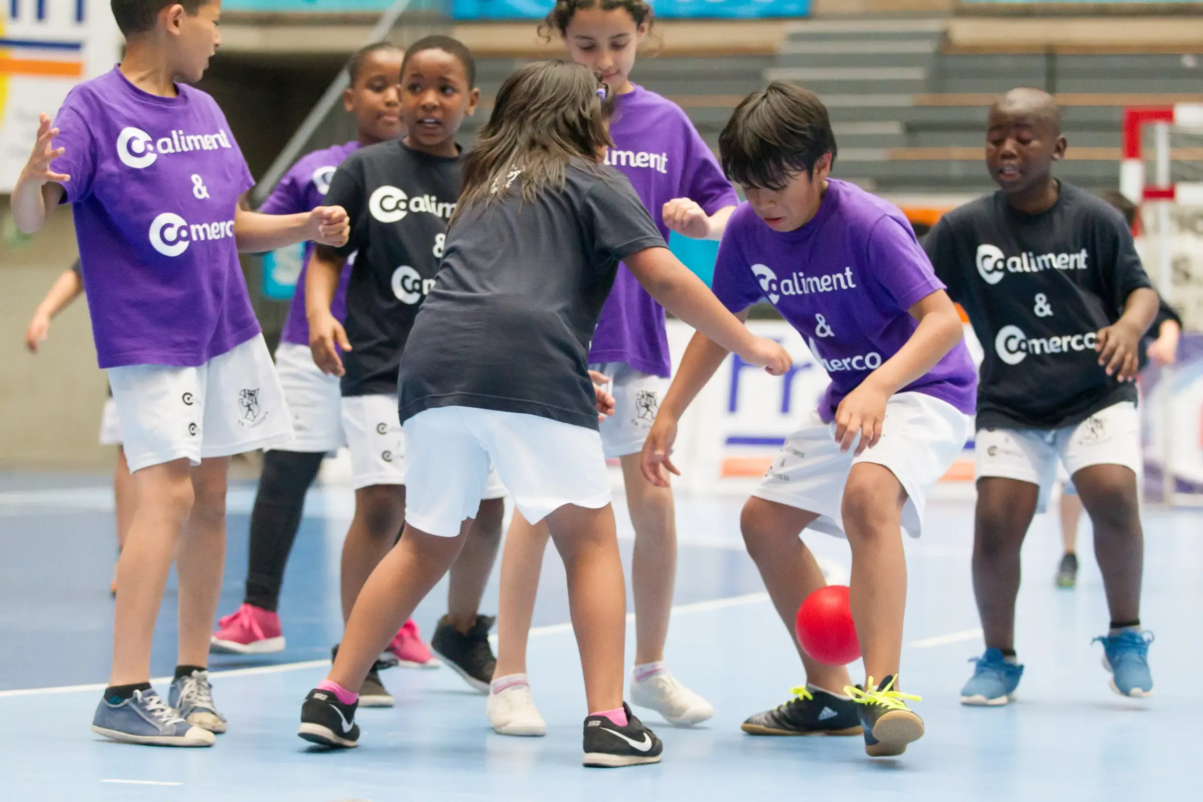 Un dels partits del torneig d’handbol escolar Coaliment de 2017