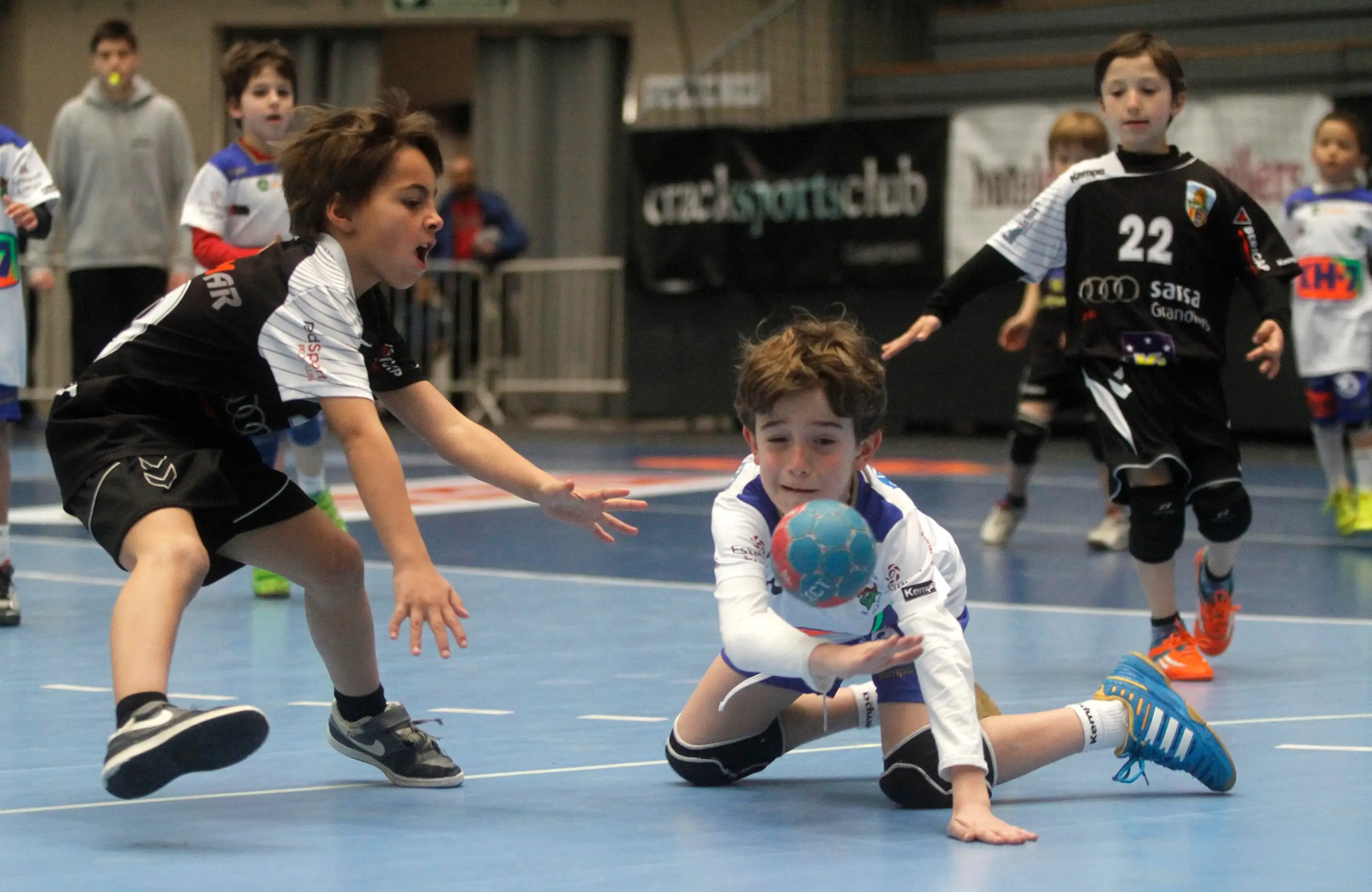 Un dels partits del torneig de minihandbol de 2015