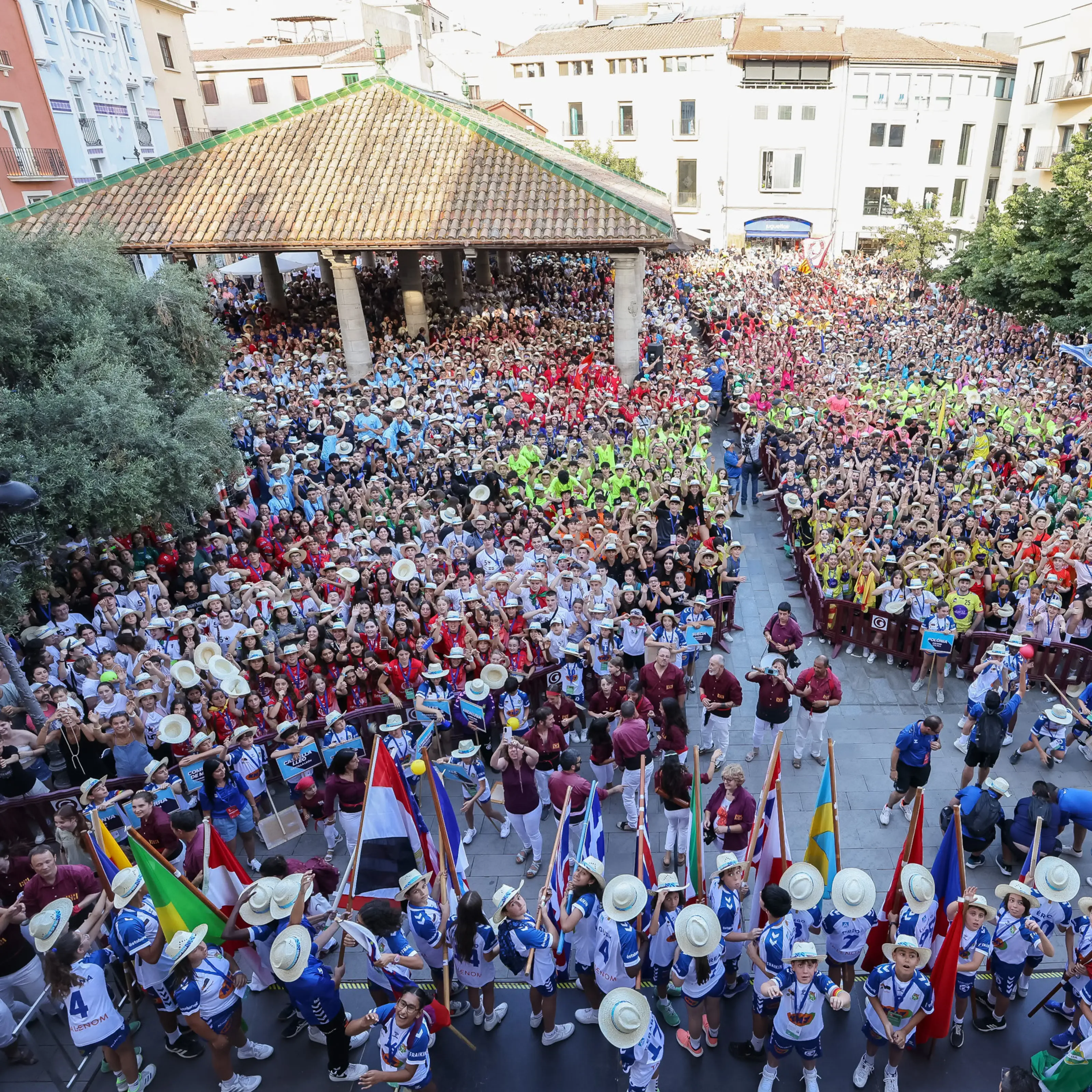 La plaça de la porxada pleana a vessar amb tots els equips participants del torneig de la Granollers Cup