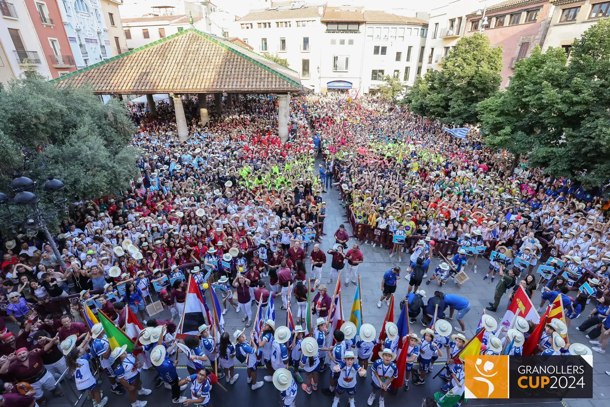 Imatge desde l'ajuntament de Granollers on és veu tots els equips participants a la plaça de la porxada