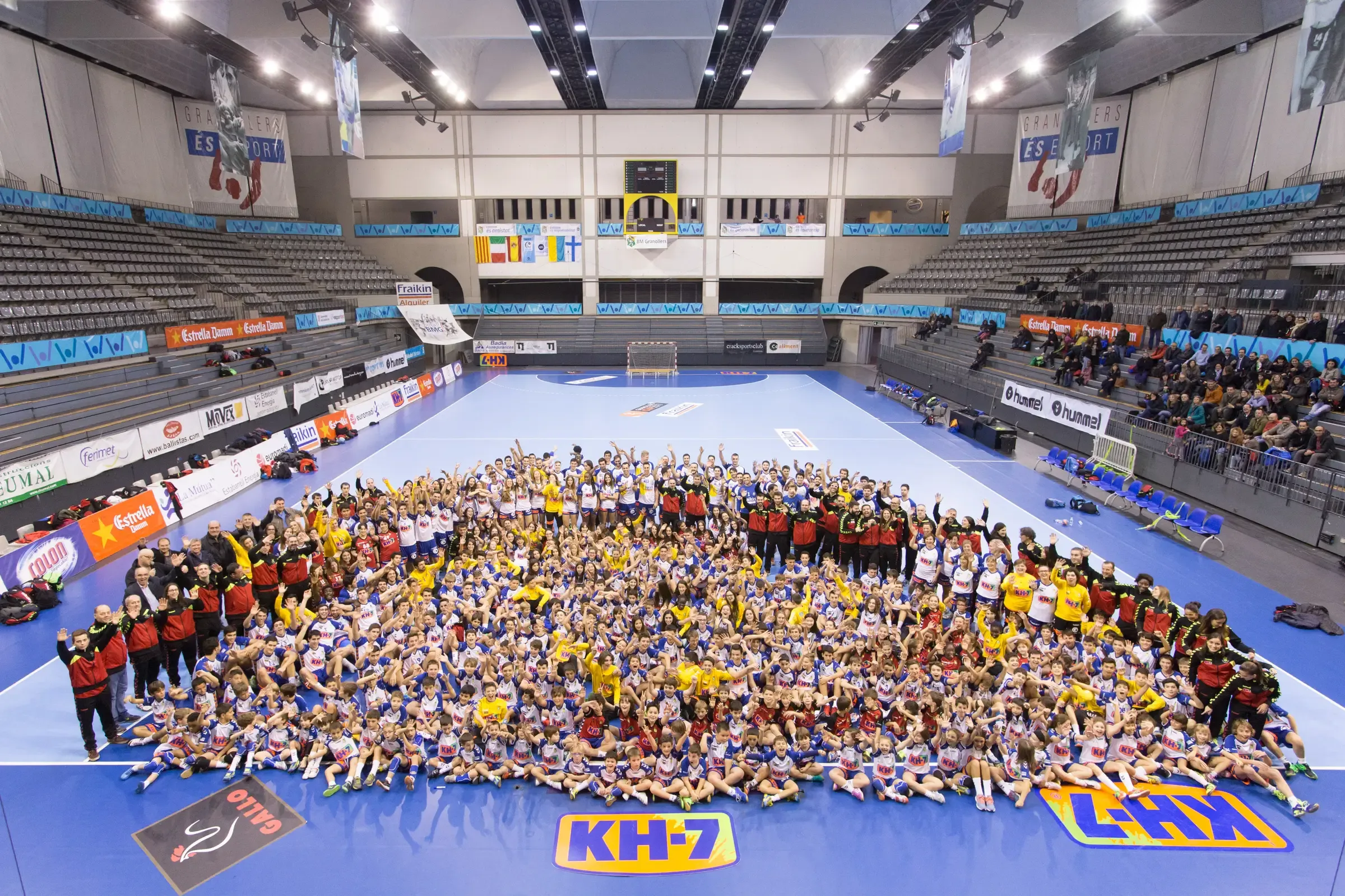 Tots els jugadors i jugadors de totes les categories, entrenadors i membres del Balonmano Granollers