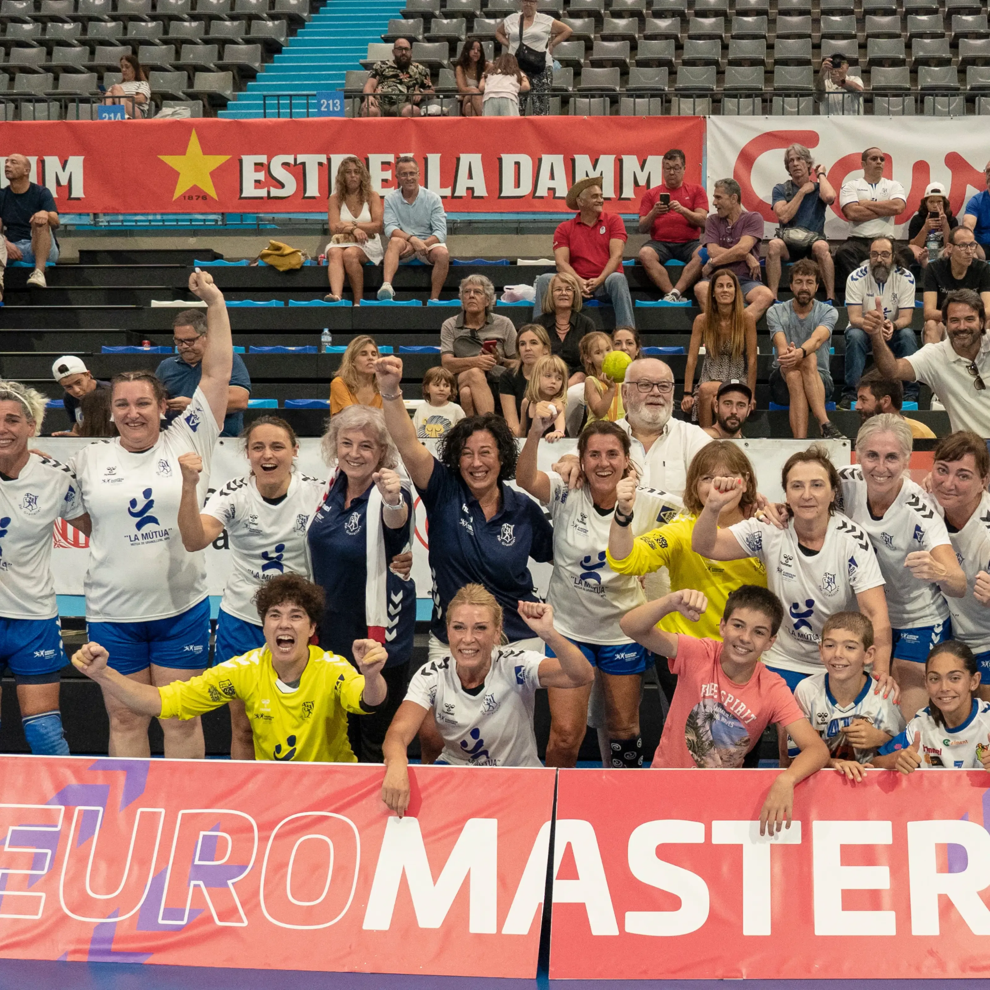 L'equip de veteranes del Balonmano Granollers celebrant un trofeu