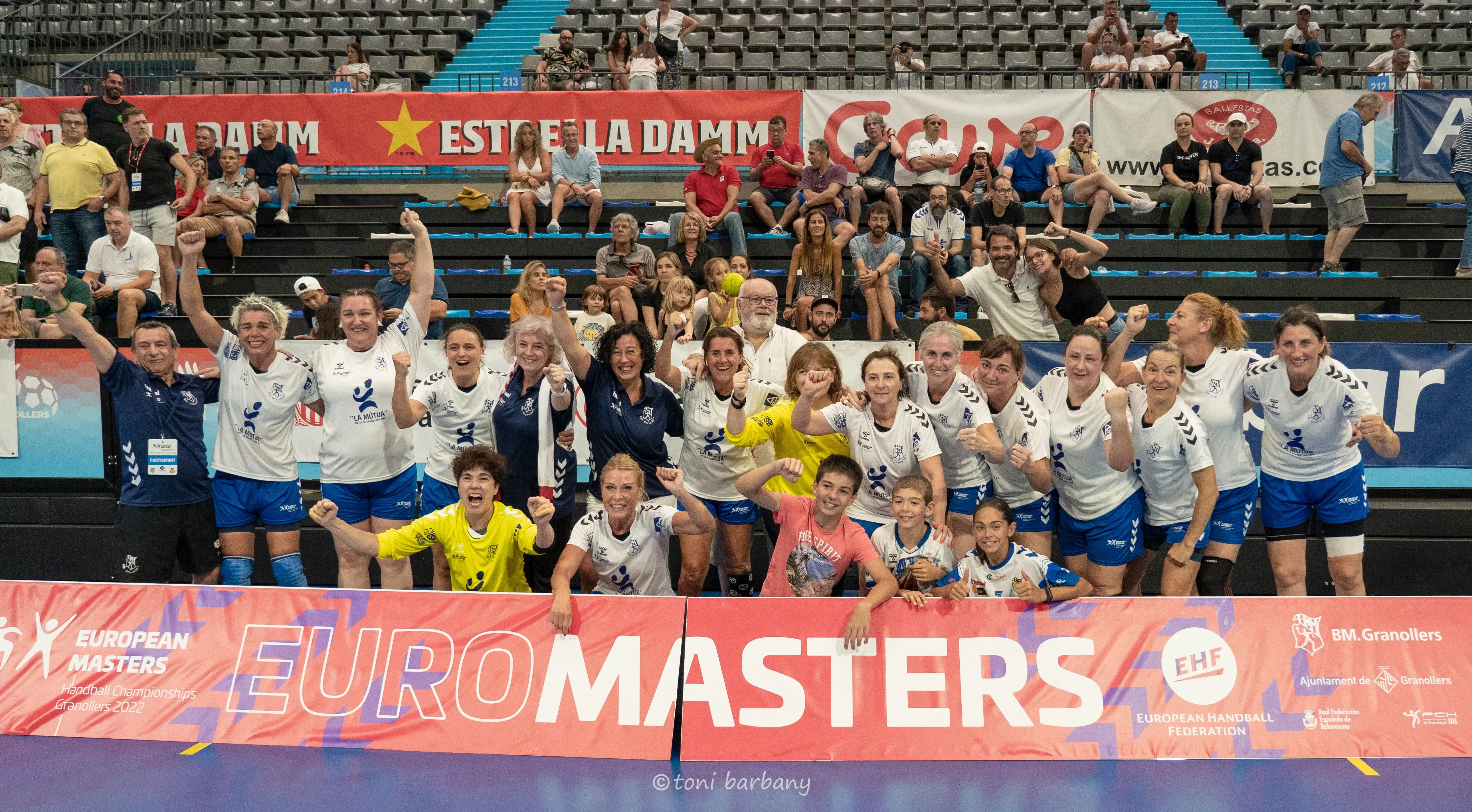 Equip de veteranes del Balonmano Granollers celebrant un títol